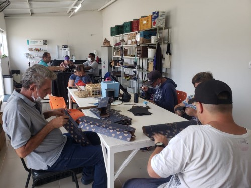 Oficineiros do &lsquo;Allan Kardec&rsquo; passam a confeccionar sacolas e buscam novas empresas parceiras